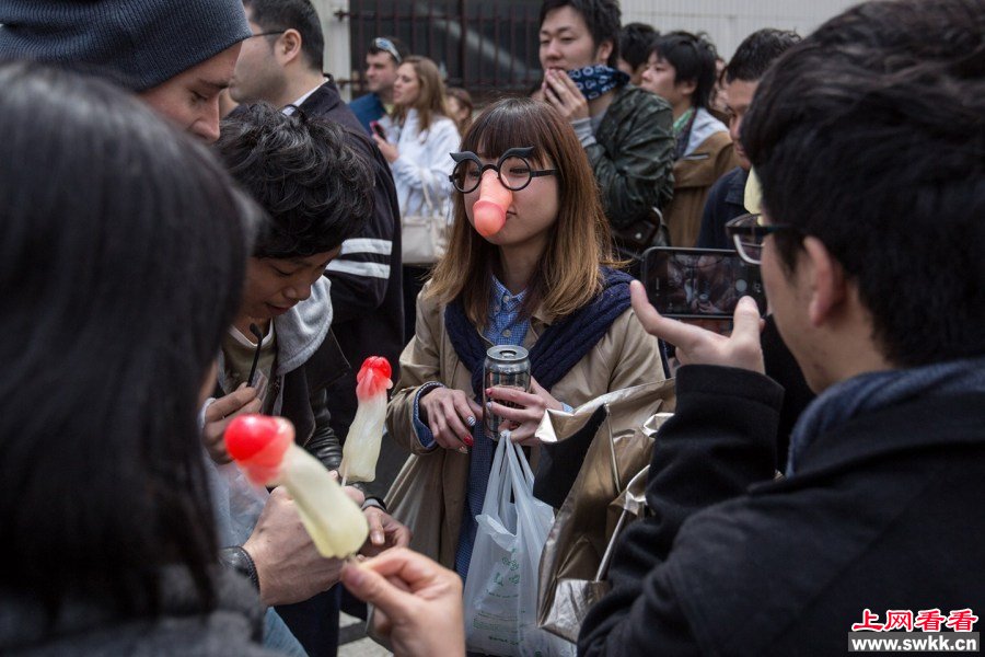 奇葩日本性文化 女性对男生殖器疯狂膜拜(组图)