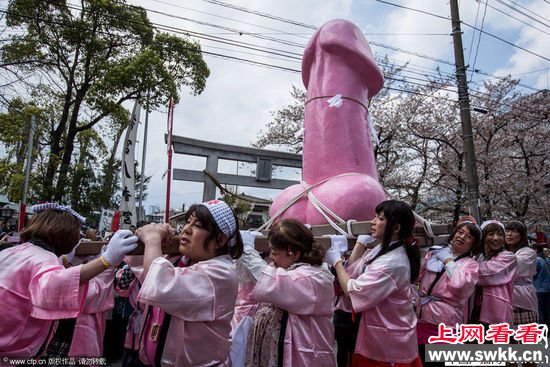 奇葩日本性文化 女性对男生殖器疯狂膜拜(组图)