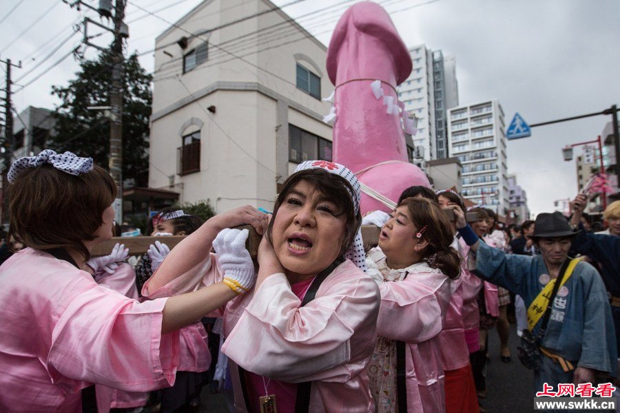 奇葩日本性文化 女性对男生殖器疯狂膜拜(组图)