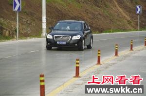 路面显现出路边标示杆的倒影。（图片：杭州网-都市快报）