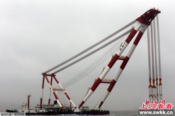 大型海上起重机抵达韩国客轮沉没海域参与救援 组图