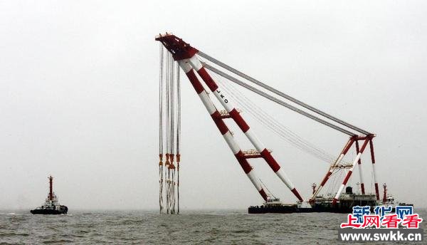 大型海上起重机抵达韩国客轮沉没海域参与救援 组图