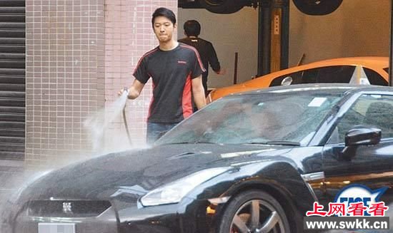 首届港男冠军高钧贤当洗车工：纯属个人兴趣
