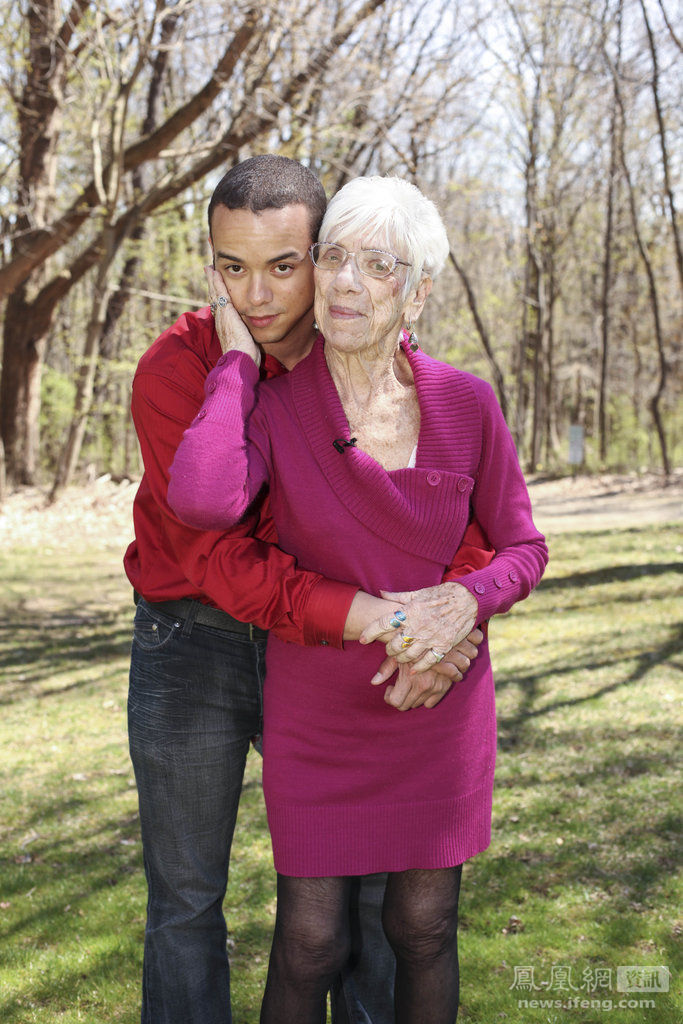 美国男子携91岁女友与母亲合拍温馨照 组图
