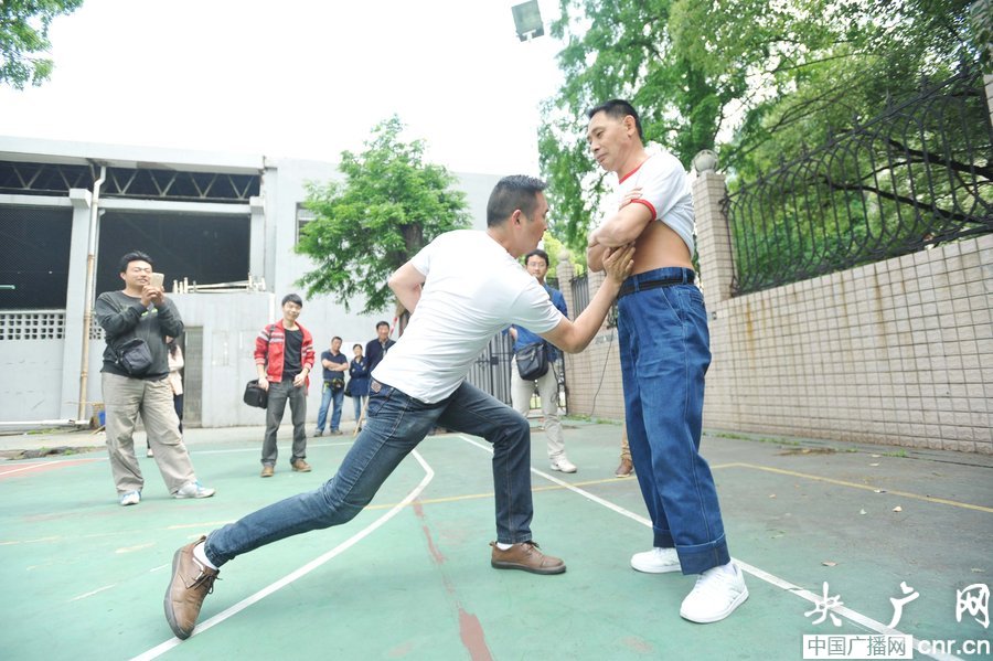 职业挨打专业户月入数万 图