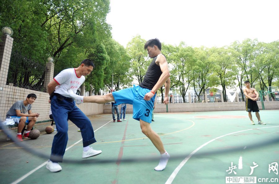 职业挨打专业户月入数万 图