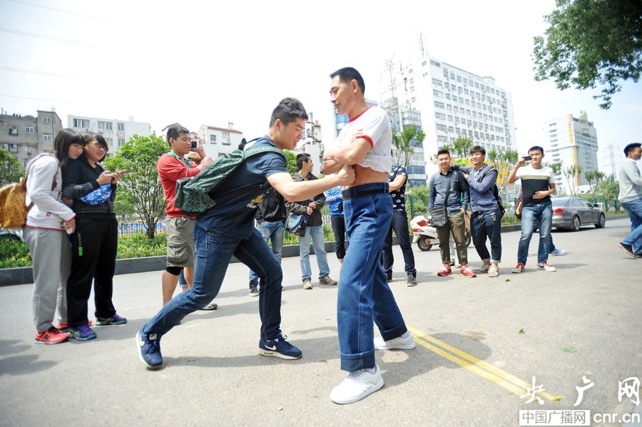 职业挨打专业户月入数万 图
