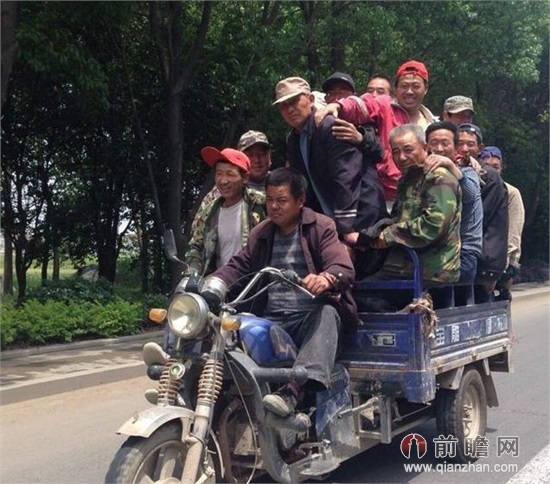 三轮摩托载17人牛 图