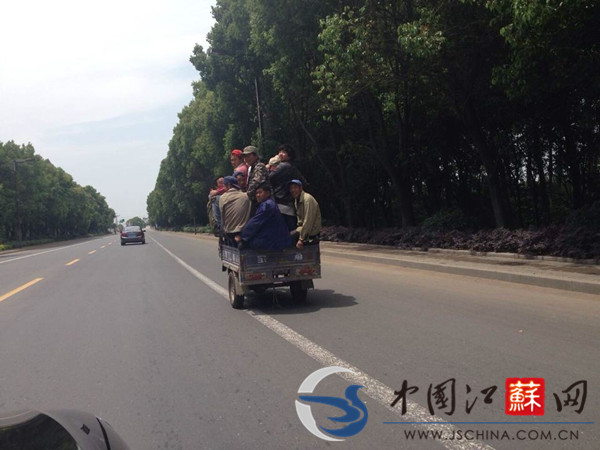 三轮摩托载17人牛 图