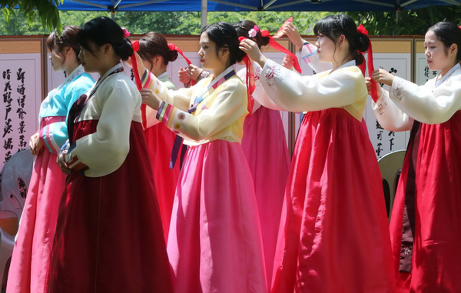 韩国大学生穿韩服举行集体成人礼 组图