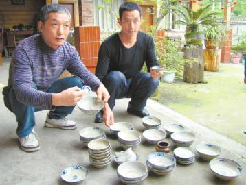 王邦田、王邦林兄弟清点挖出的瓷器。
