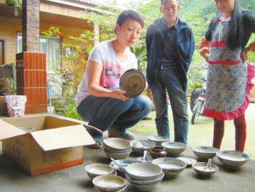 什邡市文物管理所副所长李灿鉴定瓷器。