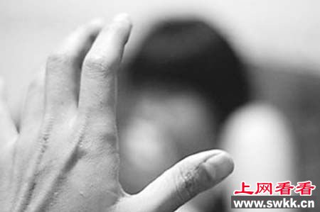 英男子与亲生女儿乱伦16年生育3子 兽父被逮捕