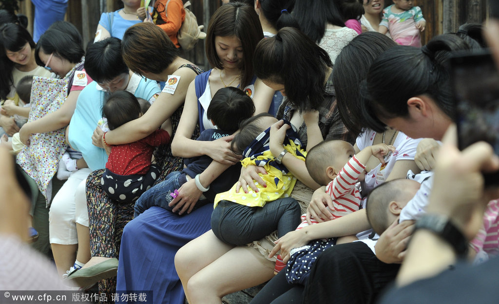 福州现哺乳快闪 30多名福州的母乳妈妈迎接母乳喂养宣传日 图