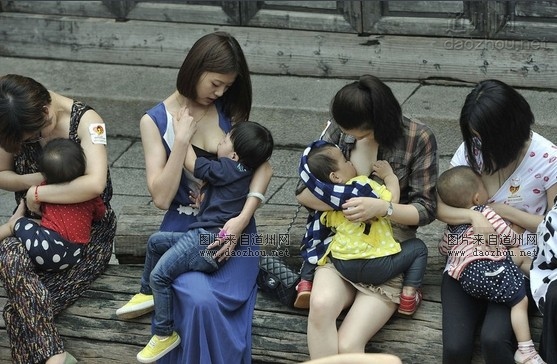 福州现哺乳快闪 30多名福州的母乳妈妈迎接母乳喂养宣传日 图