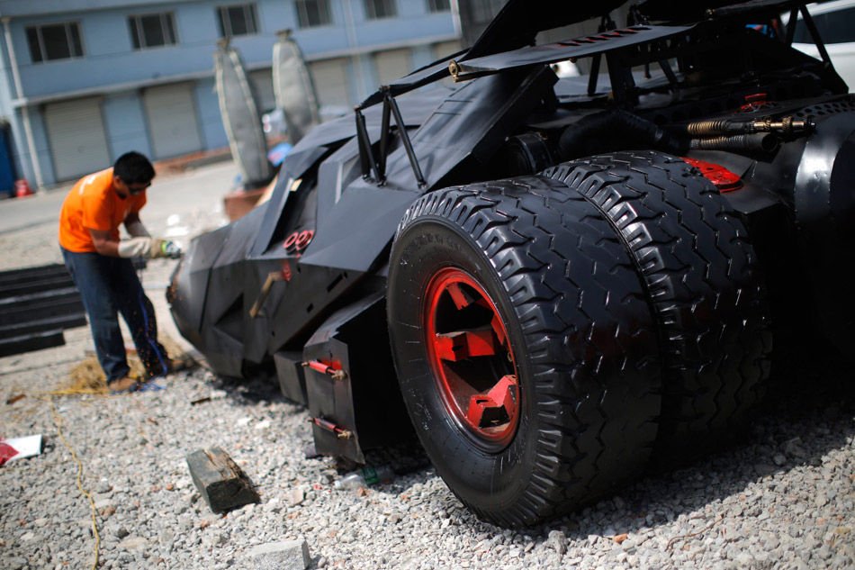 这辆的拉风的“蝙蝠车”2吨多重，耗时2月有余纯手工打造而成。www.swkk.com