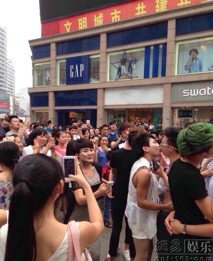 点击图片进入下一页