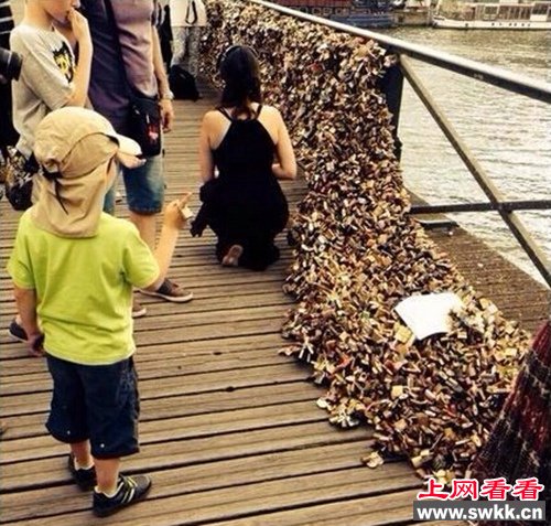 微博网友“@法国人nanoF”上传的爱情桥“垮塌”照片。
