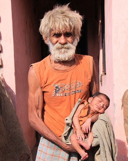 印度一位96岁高龄的老汉和54岁的妻子喜得贵子，刷新纪录成为世界上年纪最大的父亲。