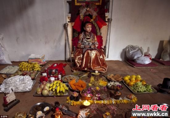 揭秘尼泊尔少女活佛双脚不能沾地[1]-