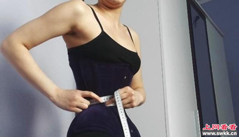 德女子穿3年塑身衣练就超细水蛇腰 组图