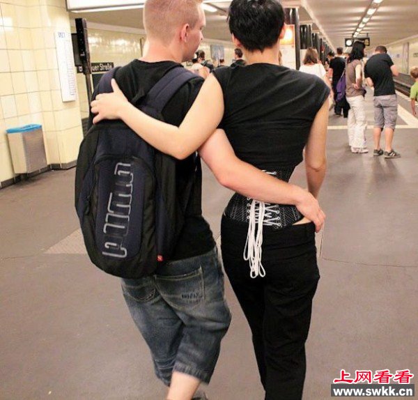 德女子穿3年塑身衣练就超细水蛇腰 组图