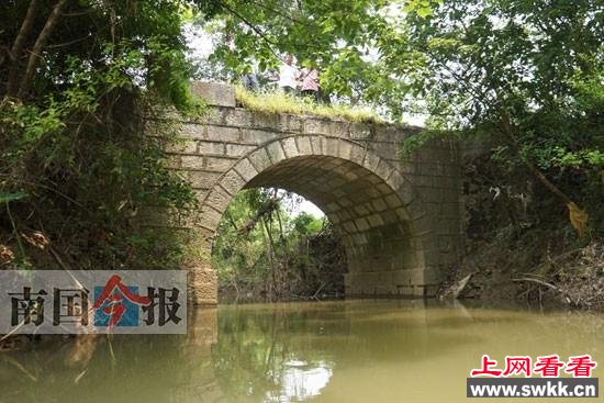 广西发现疑似古代桥梁 图