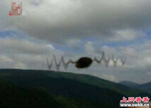 黑龙江凤凰山景区惊现锯齿形巨翼UFO