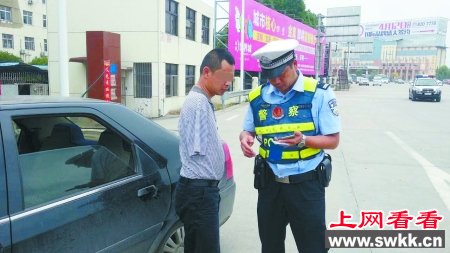 无臂哥双脚无证驾车闯高速 图