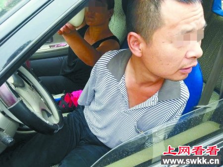 无臂哥双脚无证驾车闯高速 图