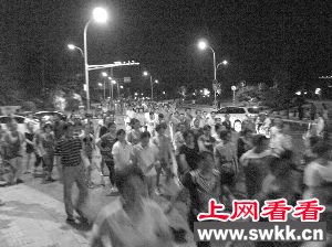 广场舞大妈转型暴走族每晚万人走7公里 图