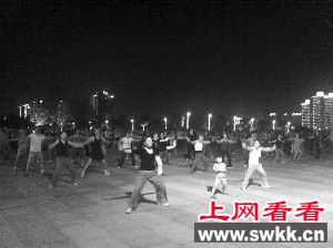 广场舞大妈转型暴走族每晚万人走7公里 图
