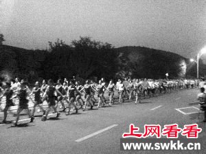 广场舞大妈转型暴走族每晚万人走7公里 图