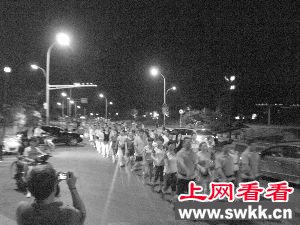 广场舞大妈转型暴走族每晚万人走7公里 图