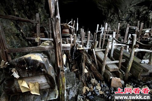 胆小慎入！揭秘诡异封门村1963年枕边撞鬼脸事件(组图)