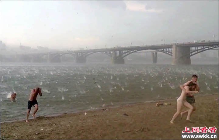 俄罗斯海滩突降冰雹袭击 图