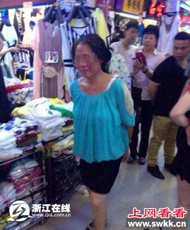 温州一女贼被逼挂牌跪地