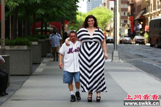 美大块头女模拥有44DD胸围 与男人合影就赚钱