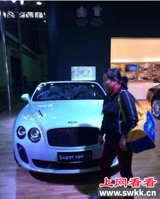 土豪大妈亮出满袋子的金条买500万新款豪车 图