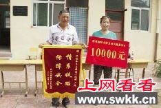 河北泥石流淹没铁路农民冒死拦停火车