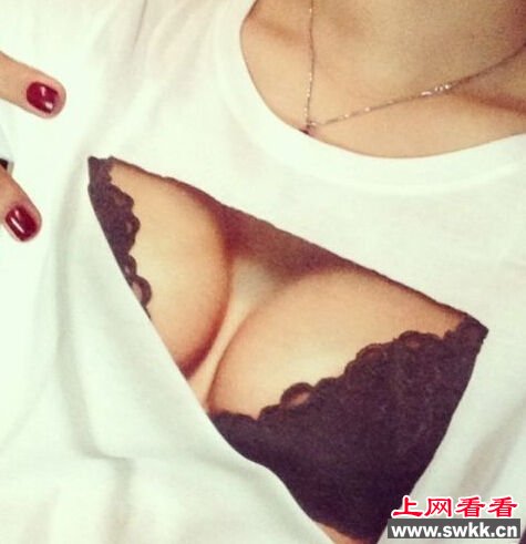 王珞丹恶搞露"大胸" 图