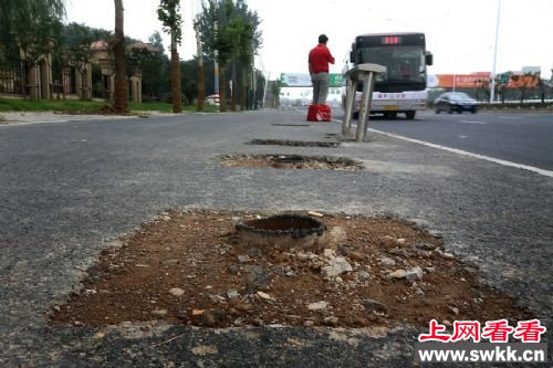 南京公交站亭被偷损失142万 一夜被齐根切断失踪