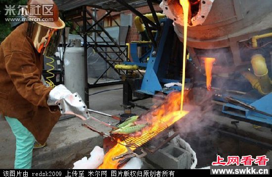 英国厨师用2千多度高温熔岩烤牛排玉米 图
