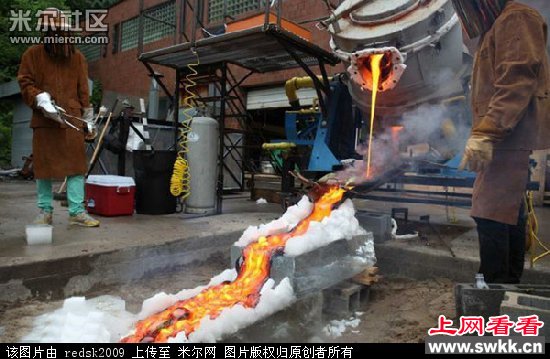 英国厨师用2千多度高温熔岩烤牛排玉米 图