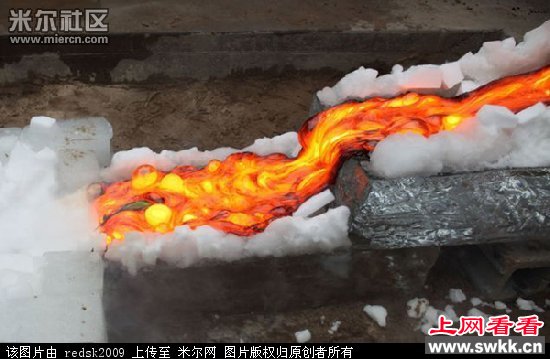 英国厨师用2千多度高温熔岩烤牛排玉米 图