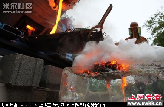英国厨师用2千多度高温熔岩烤牛排玉米 图