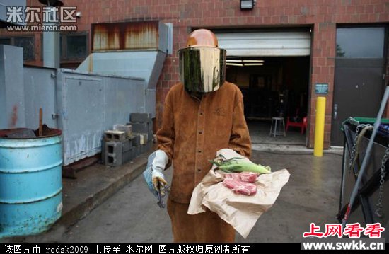 英国厨师用2千多度高温熔岩烤牛排玉米 图