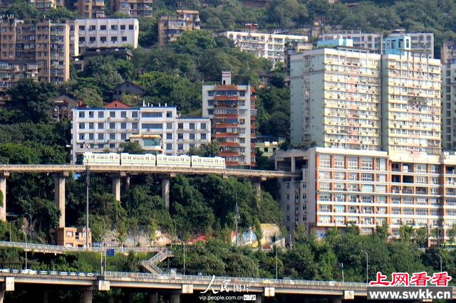 组图:重庆轻轨穿楼而过 网友赞神地形全国罕有