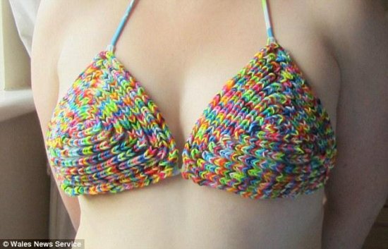英女子用彩色橡皮筋编织比基尼 图