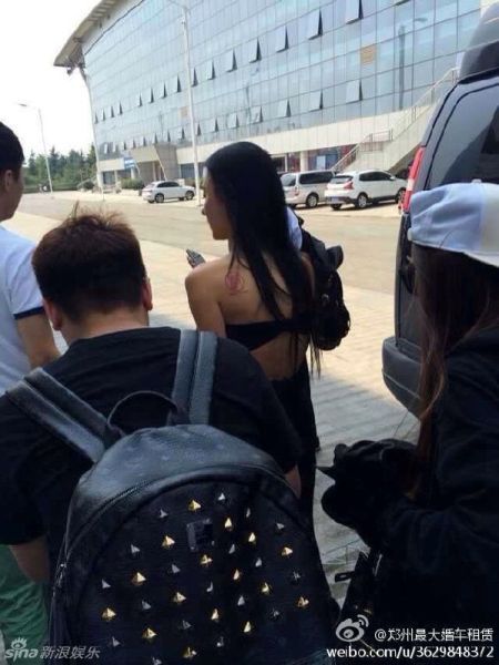 张柏芝低胸玩性感被拍 组图